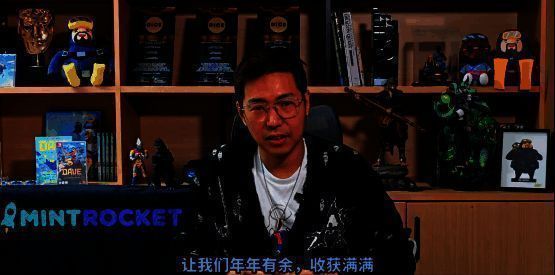 黄载皓在办公室手持麦克风录制视频,身后是《潜水员戴夫》开发团队的工作墙