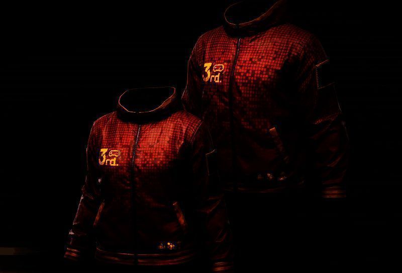 玩家在农场地图中翻找工具箱,手中握有发光的金矿原石,界面提示‘发现稀有资源’