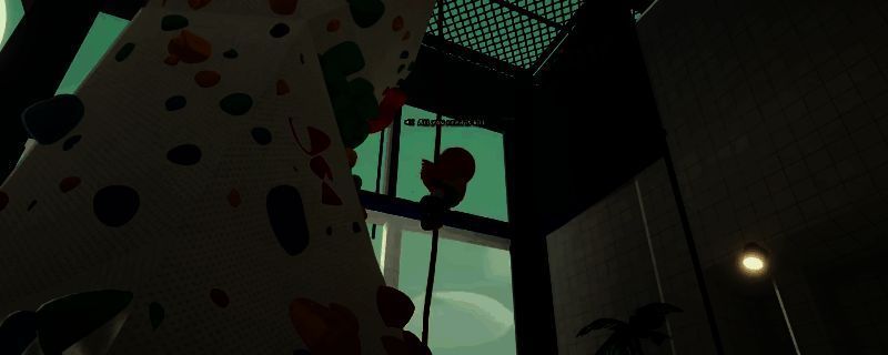 《PEAK》游戏中角色使用绳索进行高空攀爬的瞬间,视角朝向斜上方的固定点,动作流畅且富有张力