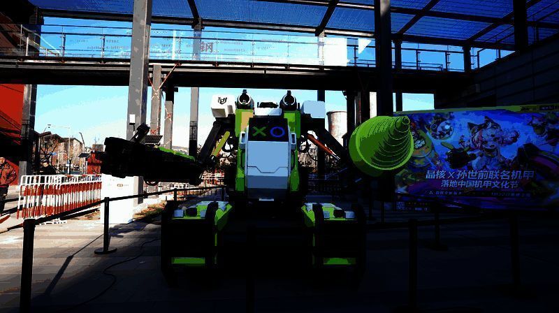 ‘长城龙新年版’机甲在展区内巍然矗立,龙形机甲与红色灯光交相辉映,充满节日氛围