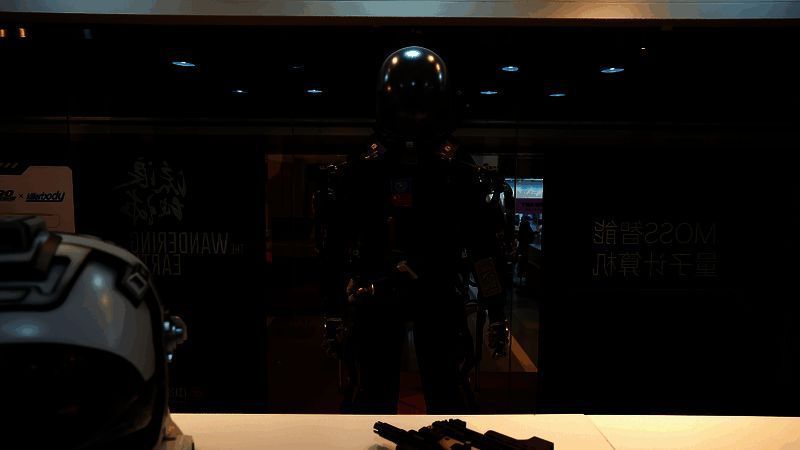 宇树科技Go2机器狗在舞台上进行编队舞蹈,动作灵活,吸引众多观众围观拍照