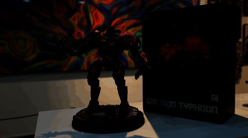 王赓创作的巨幅水墨机甲画作悬挂在展区中央,黑白笔触勾勒出极具张力的机械生命体