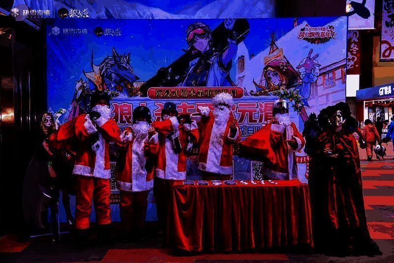 玩家与女巫NPC在暖区入口合影,女巫身着魔法长袍,手持发光药瓶,背景为暖色调灯光与狼人杀符号装饰