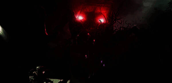 玩家在蜘蛛巢穴内部战斗场景,四周布满蛛网与卵囊,角色正用燃烧瓶攻击成群小蜘蛛