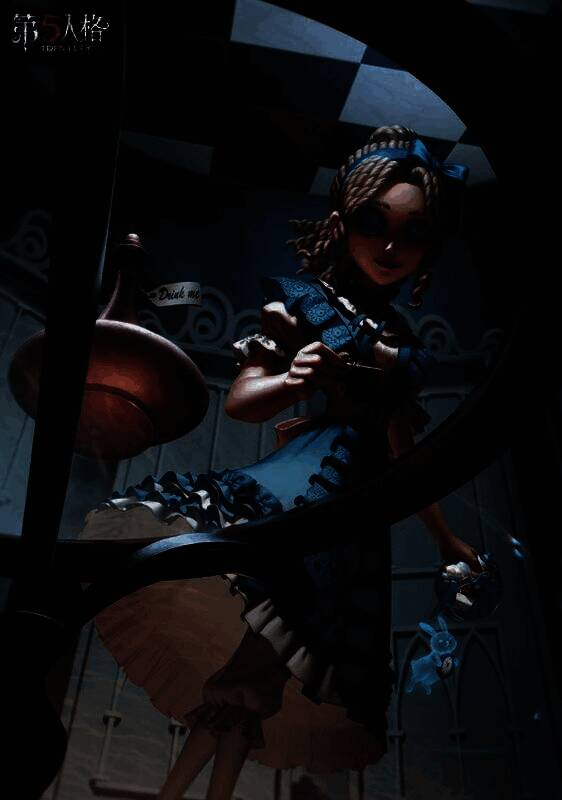 记者-梦境中的爱丽丝身穿蓝色维多利亚风连衣裙,扎着高马尾,佩戴蓝色蝴蝶结发箍,笑容甜美