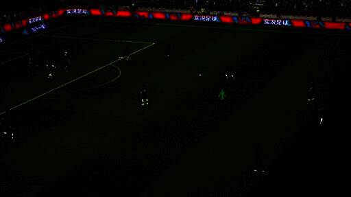 托雷斯禁区外起脚射门,皮球划出弧线直挂球门死角