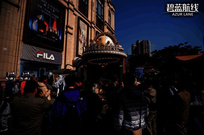 菲莉西娅·鲁梅角色立绘展示，身着华丽舰装，背景为铁血风格战舰与风暴云