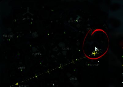 玩家在资源箱前拾取金色武器,周围布满战斗痕迹