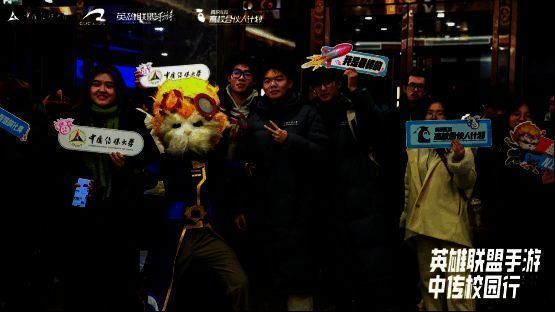 多位嘉宾在舞台中央合影,背景为大赛主视觉海报,气氛庄重而热烈