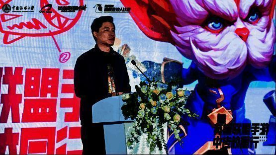 获奖学生代表上台领奖,手中高举奖状,脸上洋溢着自豪笑容