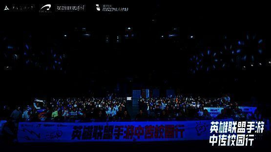 台下学生专注聆听嘉宾分享,举手提问互动,现场交流氛围浓厚