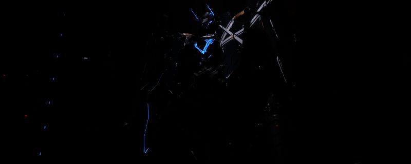 黑豹机甲施展刀推侧滚翻接戳连招的瞬间，机体呈翻滚姿态，刀锋闪烁寒光，背景为战场废墟