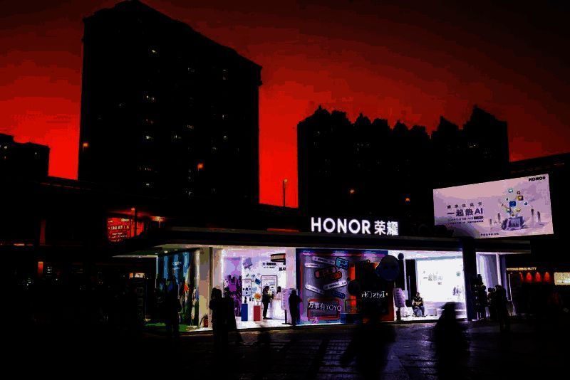 耀享生活节广州站现场全景,人群聚集在融合岭南建筑风格的科技展区前体验互动项目