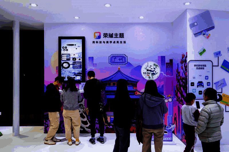 用户正在体验《云游广州》互动装置,手机屏幕上显示陈家祠的动态画面