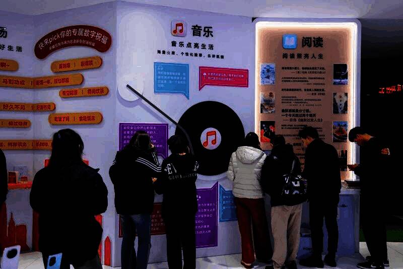 用户正在使用荣耀手机浏览器扫描植物,屏幕显示该花的名称和科普信息