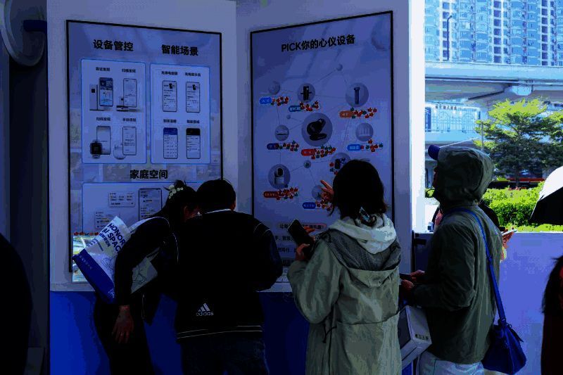 荣耀智慧空间APP界面展示全场景IoT设备管理卡片,支持一键启动智能场景