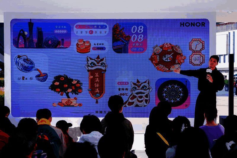 沙龙现场,产品经理与观众面对面交流,讲解AI功能使用技巧