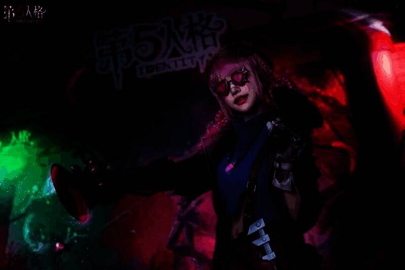 多位COSER集体合影,角色齐聚一堂,背景是《第五人格》冬至主题展板