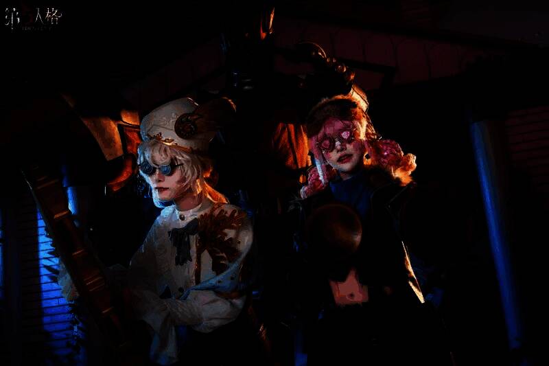 玩家正在参与互动游戏,工作人员在一旁引导,展台布置有灯笼与节气装饰