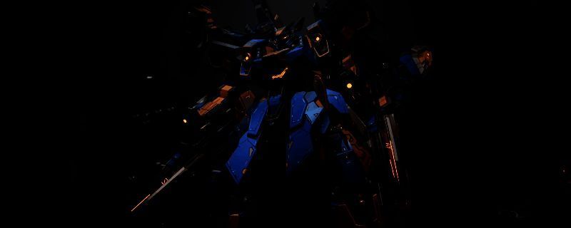 《解限机》中地狱火机甲战斗画面,机体全身覆盖厚重装甲,肩部搭载大型炮台,正释放分束炮攻击多个敌方目标,战场火光四溅