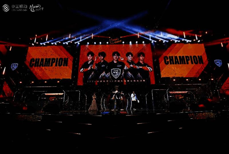 动感地带5G校园先锋赛全国总决赛现场，选手专注对战，大屏幕显示激烈战况