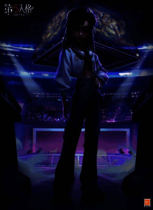 古董商-OPH.QI时装海报,身穿绿色T恤与银白色外套,佩戴蓝白耳机,肩挂小人偶,展现活力四射的电竞少女形象