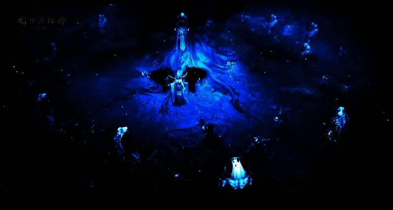 玩家与卡山站在极域之冠的冰原上,前方是被锁链缠绕的堕落天使维拉瑟尔,天空电光闪烁