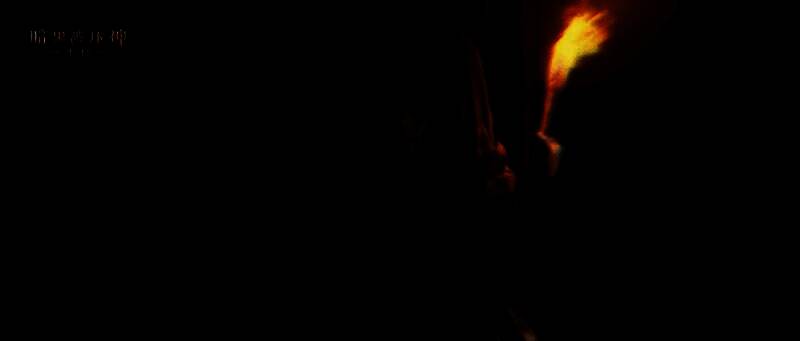 雪地中留下女孩的脚印,远处模糊身影站立,氛围诡异