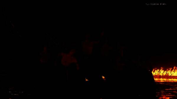 音乐会现场舞台实拍,王元姬角色扮演者在漫天铁花中起舞,背景为古风建筑与灯光投影