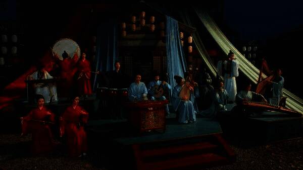 舞台中央水火交融,演员扮演黄盖在烈焰与水雾中完成高难度舞蹈动作