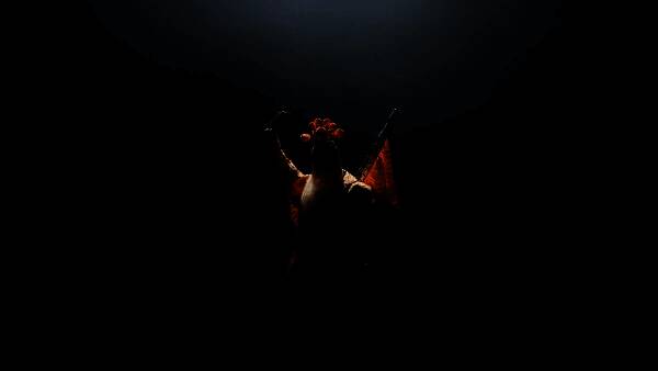 古乐团成员身着汉服演奏传统乐器,背景为山水意境投影,氛围典雅宁静