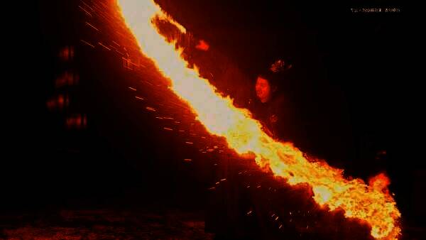 多位武将Q版形象在舞台上合唱《新定军山》,舞台灯光绚丽,气氛热烈