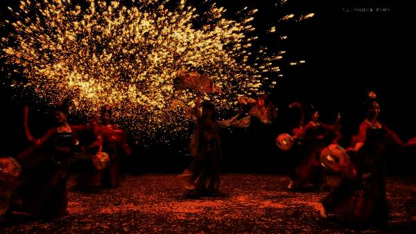 司马昭角色在舞台上拔出燃烧的长剑,火焰特效环绕,气势逼人