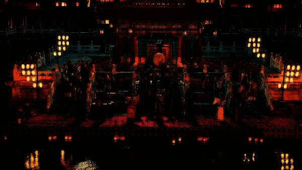 王元姬与打铁花非遗表演结合的舞蹈场景,火花四溅中舞姿轻盈灵动