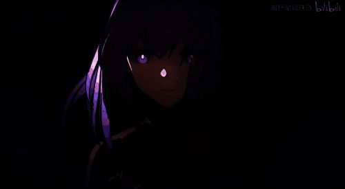 遐蝶角色PV截图,手持黑色羽翼,背景为枯萎花园,气氛阴郁而神秘