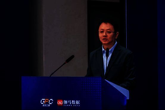 中国游戏产业年会现场全景图,嘉宾正在台上发言,台下座无虚席,气氛庄重热烈