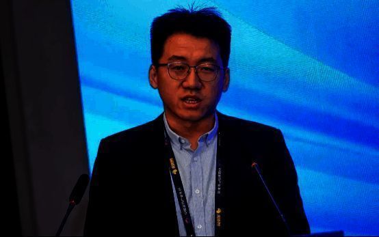 王旭在演讲中展示PPT,内容为‘2025中国游戏产业六大趋势’分析图表,现场观众认真聆听