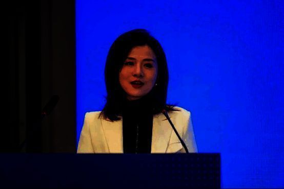 黄诗栋在演讲中展示《每天数独》游戏界面与用户增长曲线图,现场观众专注聆听