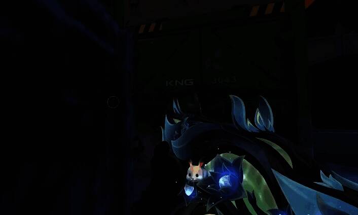 玩家手持判官在地图中央扫射,敌人纷纷倒地,战局全面压制