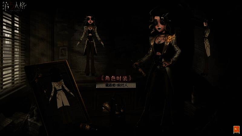 调酒师身着绿色系时装,手持放大镜站在堆满文件的桌前,眼神专注地审视一份密文