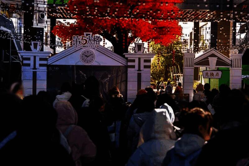 COSER扮演的作曲家站在雪景布景前,身穿深色长袍,手持乐谱,气质冷峻