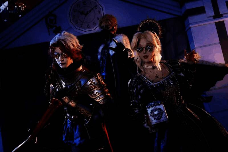 玩家与COSER亲密合影,笑容灿烂,背景是‘大雪’主题装饰灯箱