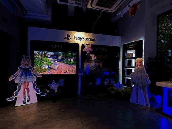门店内部全景,暖暖立牌、海报与奇想星装饰遍布,营造出梦幻游戏氛围