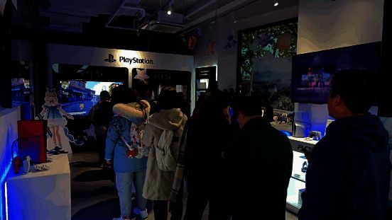 玩家在PS5前专注试玩《无限暖暖》,屏幕中角色正在花田中奔跑