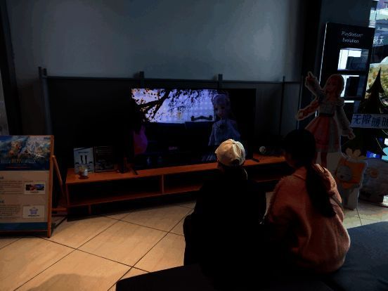 店内试玩区人头攒动,玩家们围在PS5前等待体验游戏