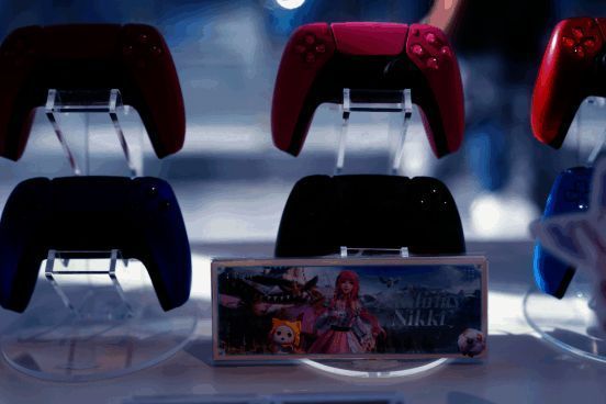 玩家手持《无限暖暖》x PlayStation定制镭射票,笑容满面