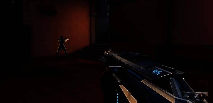 紫金狂徒皮肤特写,金色纹路镶嵌于黑色枪身,换弹时展现华丽动画