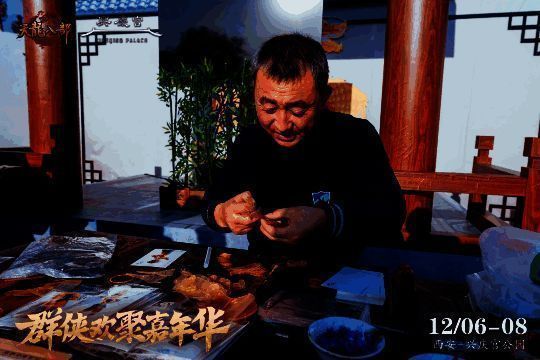 玩家在非遗文化集市体验漆扇制作，专注描绘传统纹样