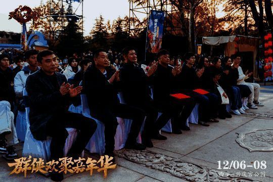 领导与嘉宾共同观看舞台表演，现场氛围庄重而热烈