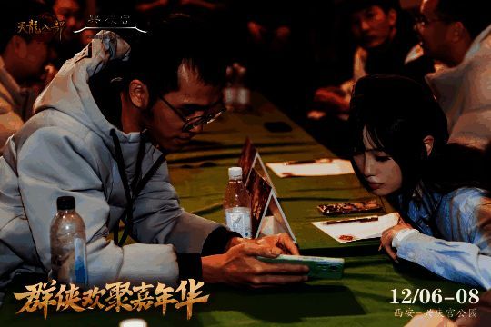 玩家与策划围坐交流，现场气氛热烈，意见交换频繁